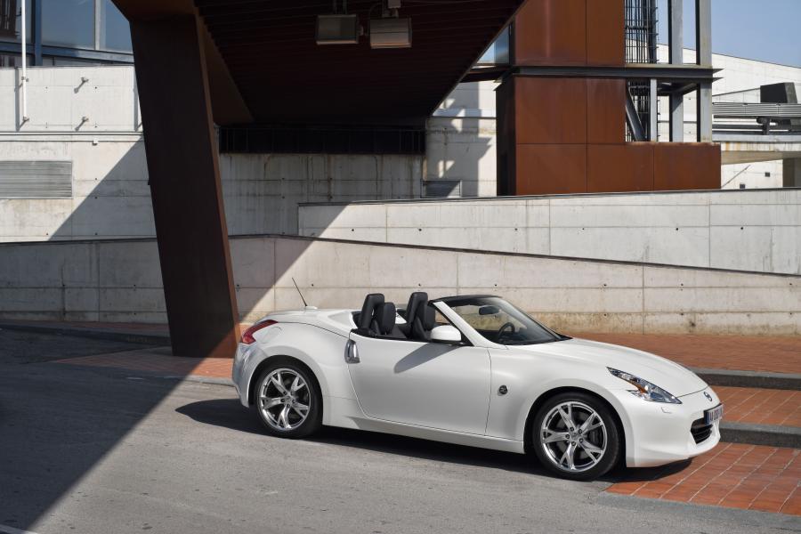  Nissan 370Z Roadster 2011 года  (фото 12 из 16)